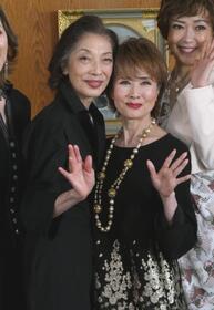 会見に出席した（左から）麻実れい、小柳ルミ子
