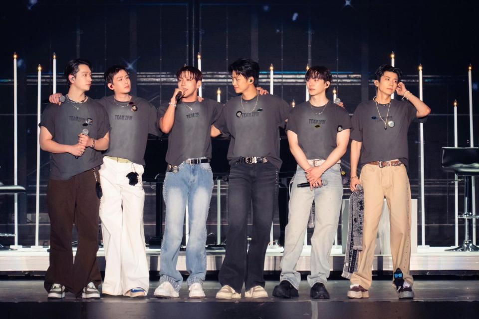 （左から）ＣＨＡＮＳＵＮＧ、ＮＩＣＨＫＨＵＮ、ＪＵＮ．Ｋ、ＴＡＥＣＹＥＯＮ、ＪＵＮＨＯ、ＷＯＯＹＯＵＮＧ（撮影：田中聖太郎写真事務所）