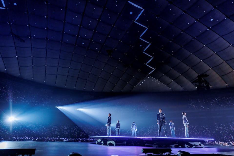 （左から）ＮＩＣＨＫＨＵＮ、ＪＵＮＨＯ、ＷＯＯＹＯＵＮＧ、ＴＡＥＣＹＥＯＮ、ＪＵＮ．Ｋ、ＣＨＡＮＳＵＮＧ（撮影：田中聖太郎写真事務所）