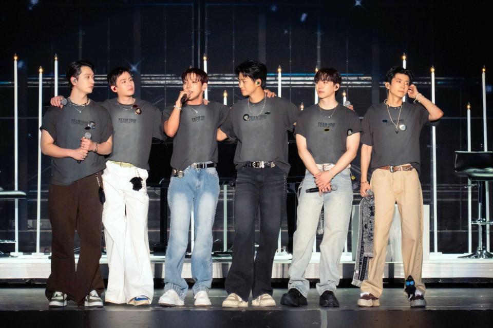　１０年ぶりの東京ドーム公演を行った２ＰＭ（左から）ＣＨＡＮＳＵＮＧ、ＮＩＣＨＫＨＵＮ、ＪＵＮ．Ｋ、ＴＡＥＣＹＥＯＮ、ＪＵＮＨＯ、ＷＯＯＹＯＵＮＧ（撮影：田中聖太郎写真事務所）