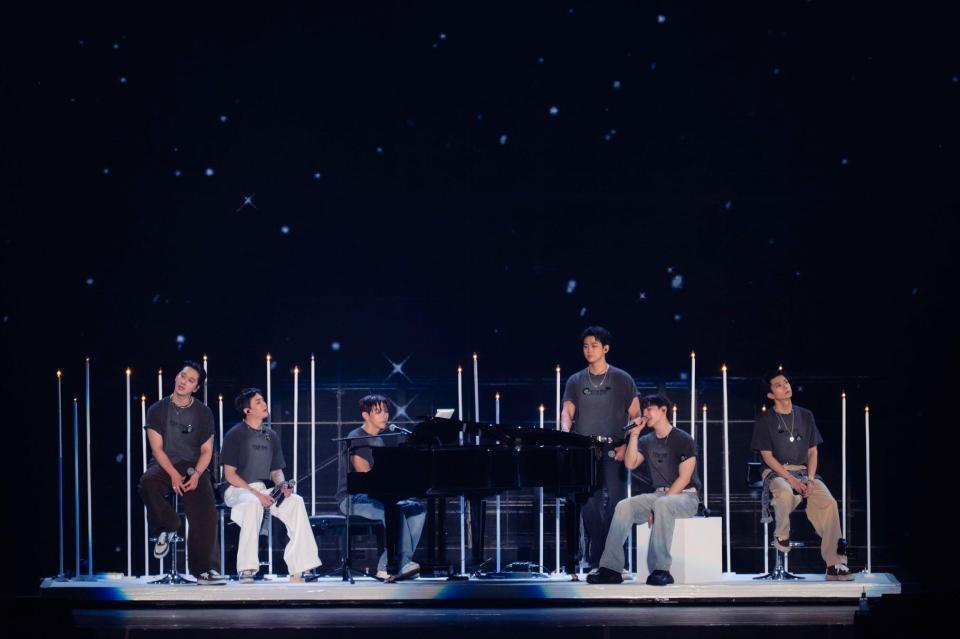 （左から）ＣＨＡＮＳＵＮＧ、ＮＩＣＨＫＨＵＮ、ＪＵＮ．Ｋ、ＴＡＥＣＹＥＯＮ、ＪＵＮＨＯ、ＷＯＯＹＯＵＮＧ（撮影：田中聖太郎写真事務所）