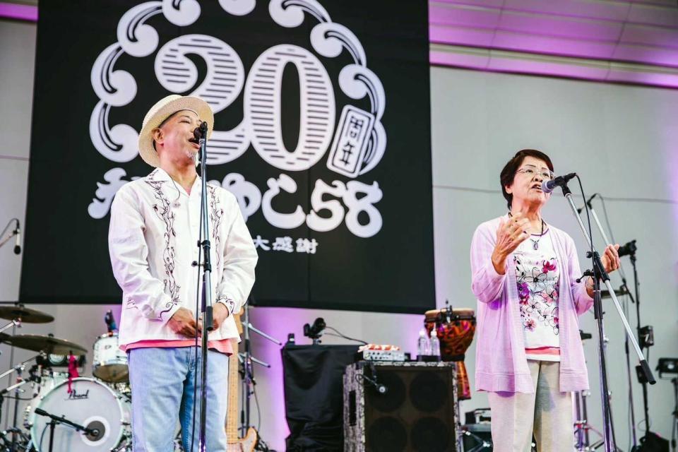 　サプライズ登場した、かりゆし５８・前川真悟（左）の母正枝さん