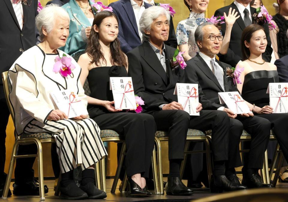 　（左から）岩崎加根子、今田美桜、佐藤浩市、小日向文世、小芝風花（撮影・伊藤笙子）