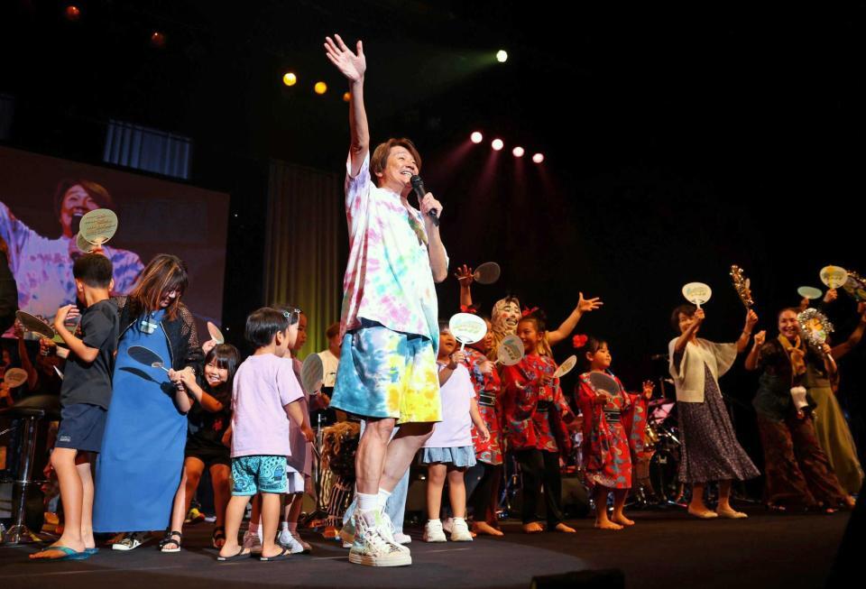 　沖縄・石垣島公演で島民とともにライブを盛り上げる近藤真彦