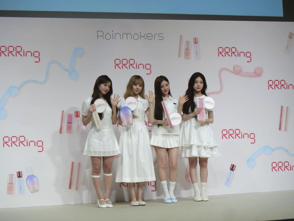 透明感あふれるキュートなビジュアルを披露したＢａｂｙ　ＤＯＮＴ　Ｃｒｙの（左から）クミ、ミア、イヒョン、ベニ