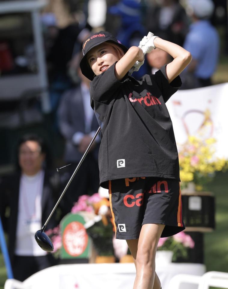 ティーショットを放つ小島瑠璃子