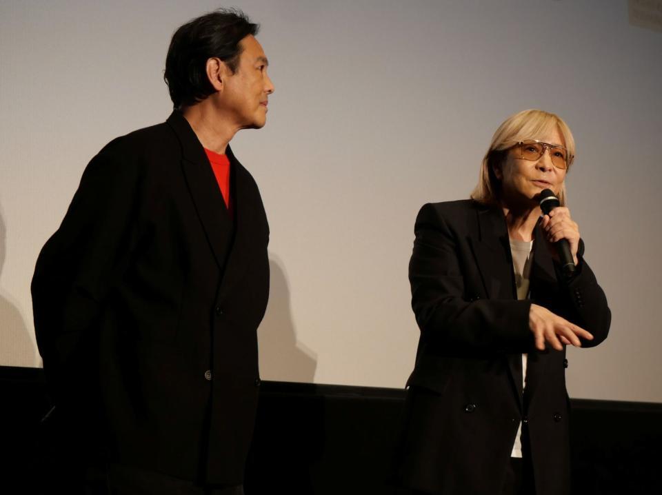 昔話に花を咲かせた小室哲哉（右）と野村宏伸