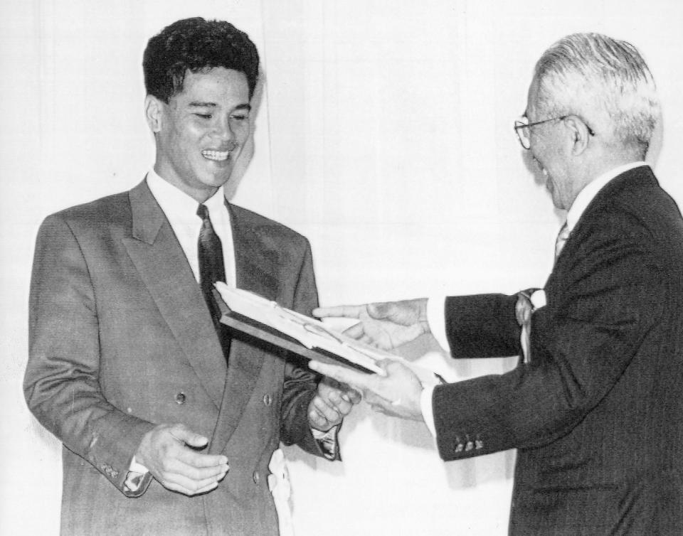 １９８８年度セ・リーグＭＶＰ表彰を受ける中日・郭源治（左）＝１９８８年