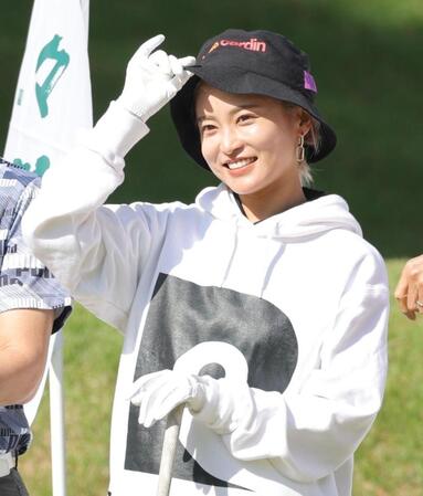 １番ティーで笑顔を見せる小島瑠璃子（撮影・西岡正）