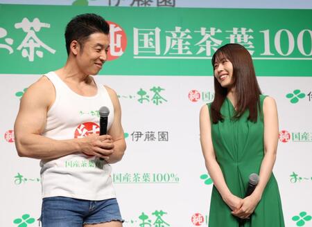 待ち時間になかやまきんに君（左）と話す有村架純（撮影・佐々木彰尚）