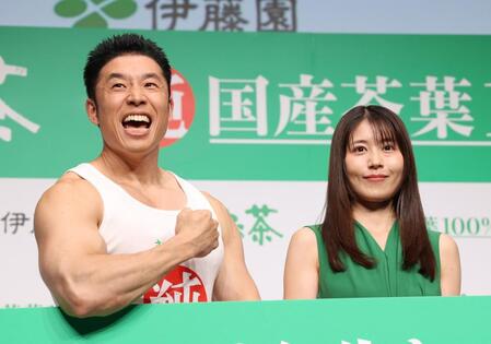 イベントに登場した有村架純（右）となかやまきんに君（撮影・佐々木彰尚）