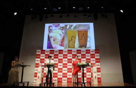 イベントに登場した藤原紀香（右）＝撮影・佐々木彰尚