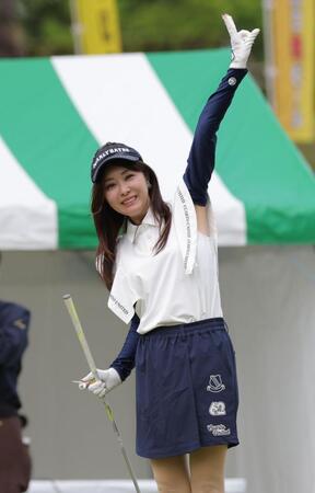 ティーショットを放った後、ポーズを決める矢部美穂（撮影・西岡正）
