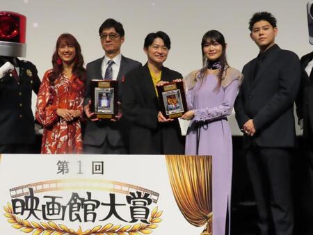 映画館大賞の授賞式に出席した（左から）ＬｉＬｉＣＯ、李相日監督、声優の下野紘、早見沙織、ＢＥ：ＦＩＲＳＴのＬＥＯ