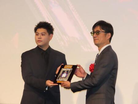 映画館大賞のプレゼンターを務めるＬＥＯ（左）と受賞した李相日監督