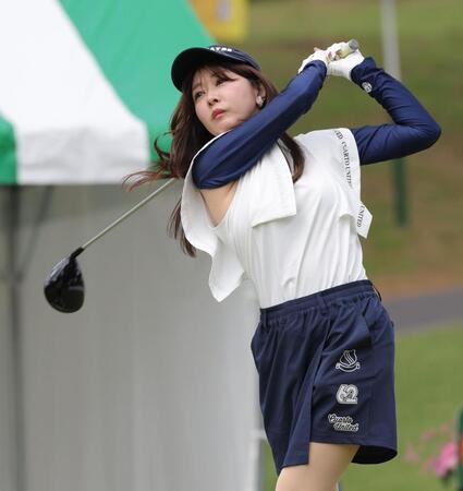 ティーショットを放つ矢部美穂＝１１日