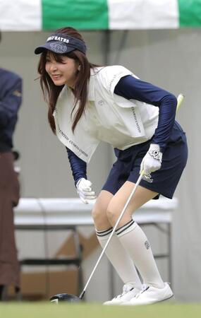 ボールの行方を見つめる矢部美穂（撮影・西岡正）