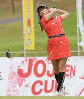 ティーショットを放つ山内鈴蘭（撮影・西岡正）