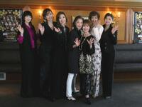 会見に出席した（左から）凰希かなめ、湖月わたる、真琴つばさ、麻実れい、小柳ルミ子、姿月あさと、彩輝なお