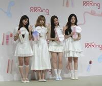 透明感あふれるキュートなビジュアルを披露したＢａｂｙ　ＤＯＮＴ　Ｃｒｙの（左から）クミ、ミア、イヒョン、ベニ