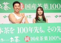 ポーズを決める有村架純（右）となかやまきんに君（撮影・佐々木彰尚）