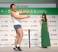 お茶を注ぐなかやまきんに君（左）と笑顔を見せる有村架純（撮影・佐々木彰尚）