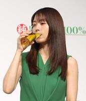 お茶を飲む有村架純（撮影・佐々木彰尚）