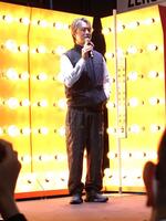 ファンウエアを着てハロゲンの前に立ち、涼しさを検証したＥＸＩＬＥ　ＴＡＫＡＨＩＲＯ