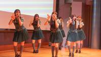 パフォーマンスで盛り上げるＲａｉｎ　Ｔｒｅｅ©ＯＶＥＲＳＥ