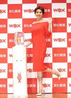 ポーズを決める藤原紀香（撮影・佐々木彰尚）