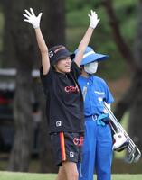 同組のプレイヤーのパットを見て、バンザイする小島瑠璃子（撮影・西岡正）