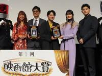 映画館大賞の授賞式に出席した（左から）ＬｉＬｉＣＯ、李相日監督、声優の下野紘、早見沙織、ＢＥ：ＦＩＲＳＴのＬＥＯ