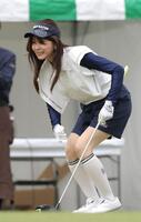 ボールの行方を見つめる矢部美穂（撮影・西岡正）