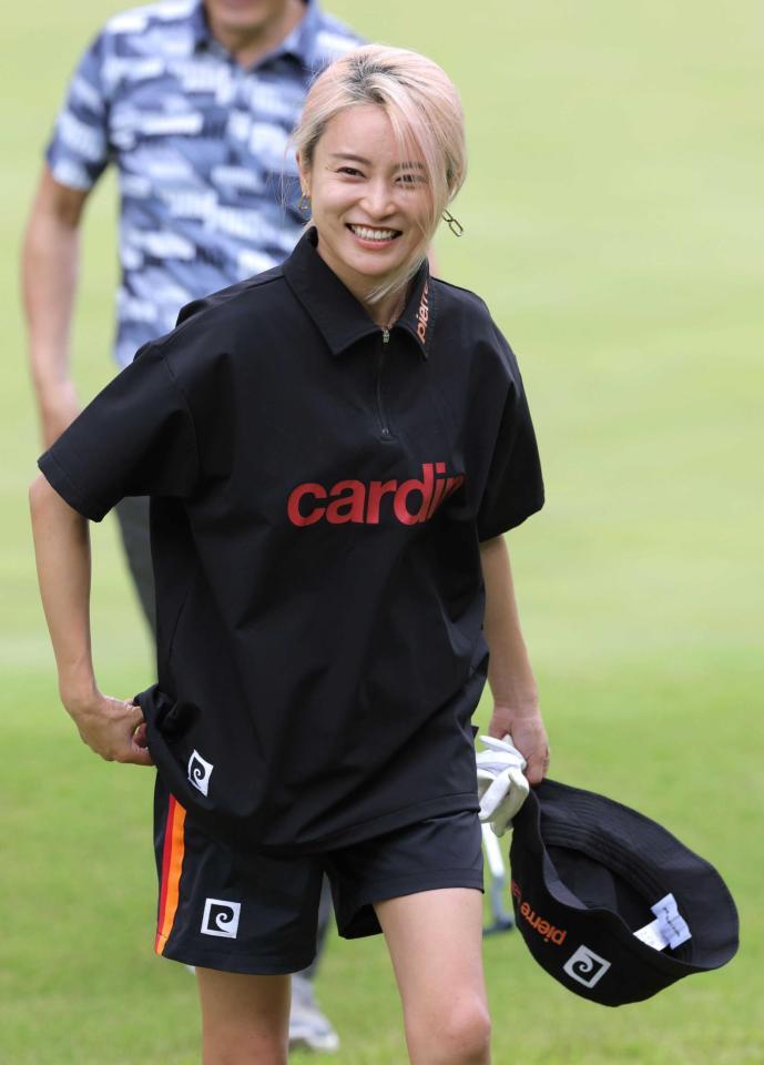 ホールアウトして笑顔を見せる小島瑠璃子（撮影・西岡正）