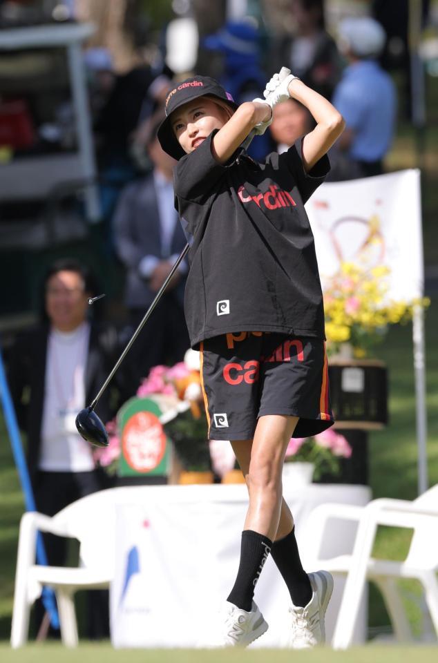 １番、ティーショットを放つ小島瑠璃子（撮影・西岡正）