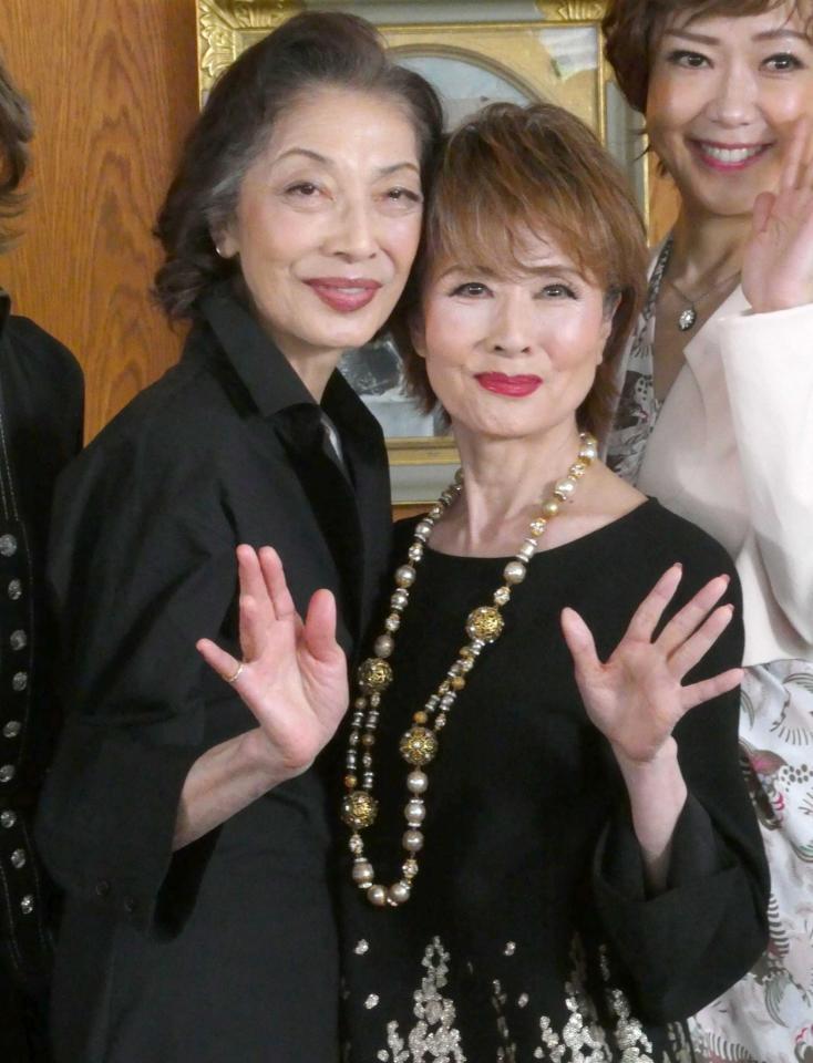 （左から）麻実れい、小柳ルミ子＝都内