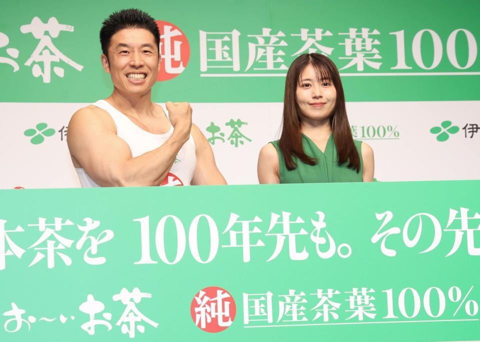 ポーズを決める有村架純（右）となかやまきんに君（撮影・佐々木彰尚）