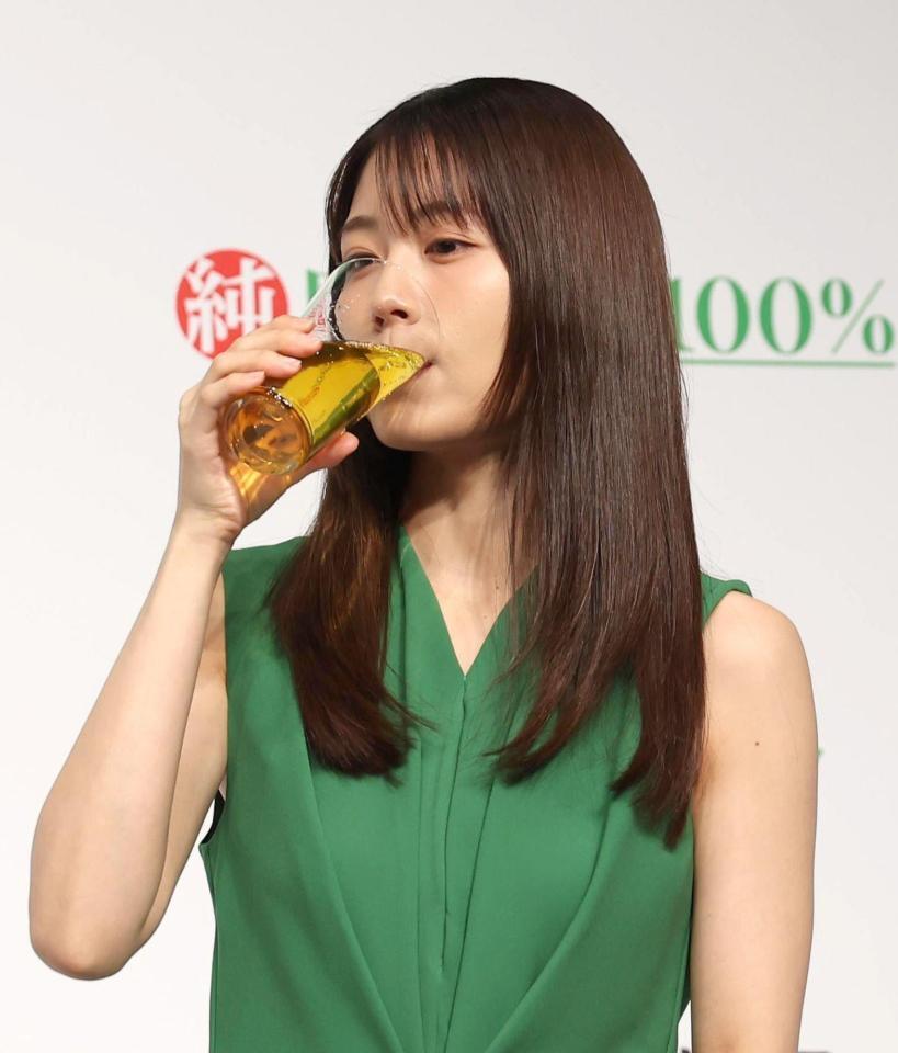 お茶を飲む有村架純（撮影・佐々木彰尚）