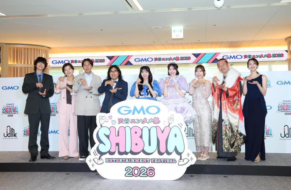 ポーズをとる（左から）黒羽麻璃央、ヒコロヒー、ロッチ・コカドケンタロウ、中岡創一、ＣＵＴＩＥ　ＳＴＲＥＥＴ・増田彩乃、真鍋凪咲、岩佐美咲、レイザーラモンＲＧ、海乃美月（撮影・石井剣太郎）
