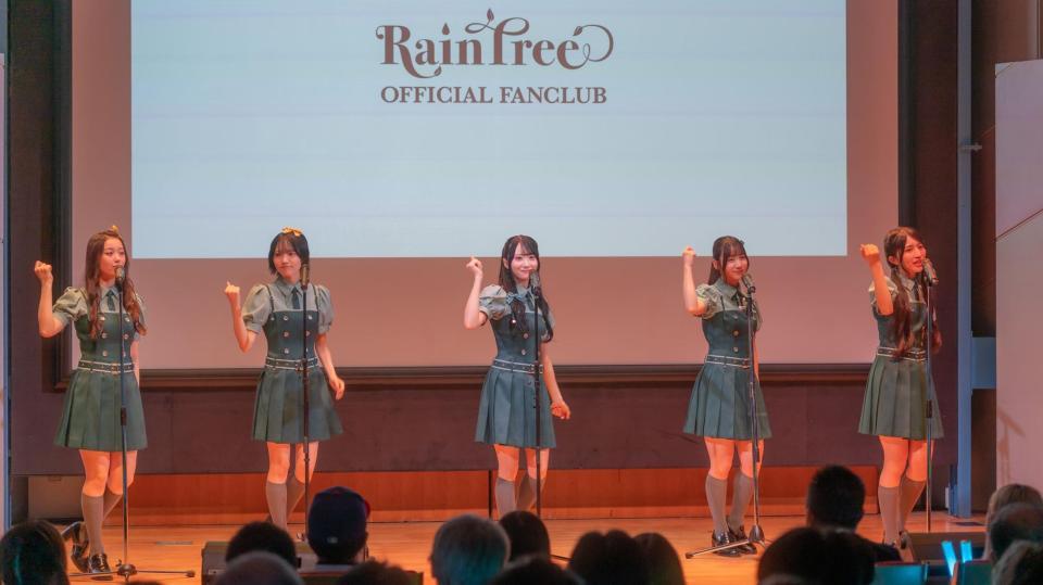 パフォーマンスで盛り上げるＲａｉｎ　Ｔｒｅｅ©ＯＶＥＲＳＥ