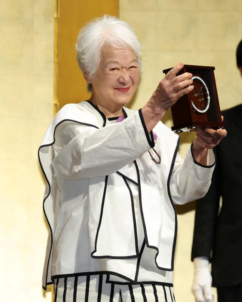野村昭子賞を受賞し、副賞の置き時計に喜ぶ岩崎加根子＝東京・紀尾井町のホテルニューオータニ（撮影・伊藤笙子）
