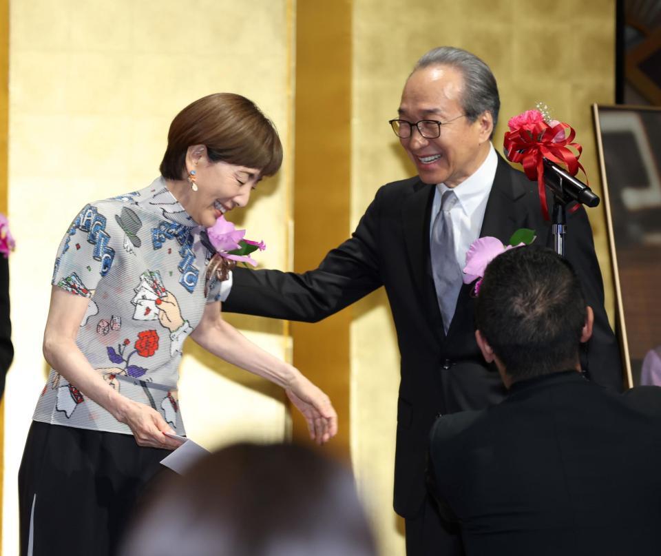 ＴＢＳドラマ「わが家は楽し」で夫婦役を演じ、壇上で笑顔を見せる戸田恵子（左）と小日向文世＝東京・紀尾井町のホテルニューオータニ（撮影・伊藤笙子）