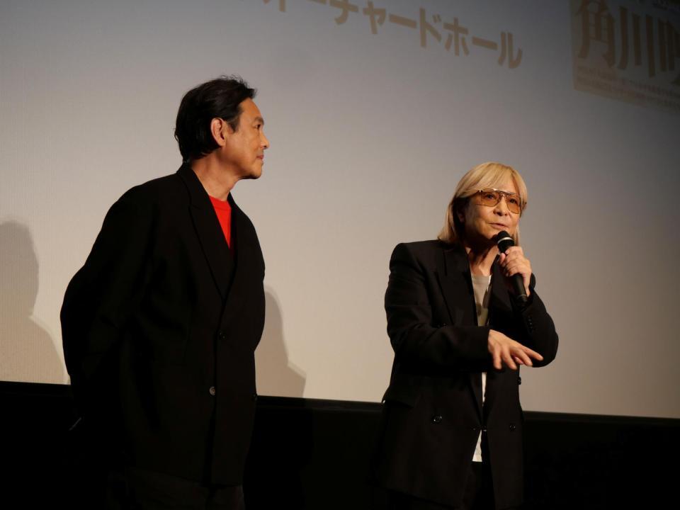 昔話に花を咲かせた小室哲哉（右）と野村宏伸＝１１日