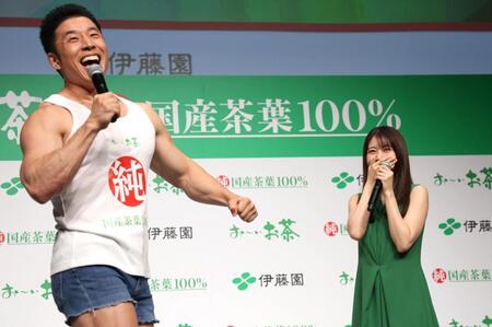 新ギャグを披露するなかやまきんに君（左）で笑う有村架純（撮影・佐々木彰尚）
