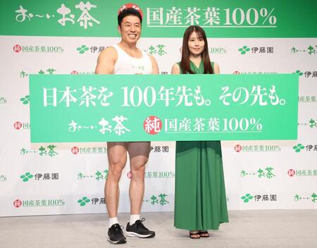 ポーズを決める有村架純（右）となかやまきんに君＝東京・室町三井ホール（撮影・佐々木彰尚）