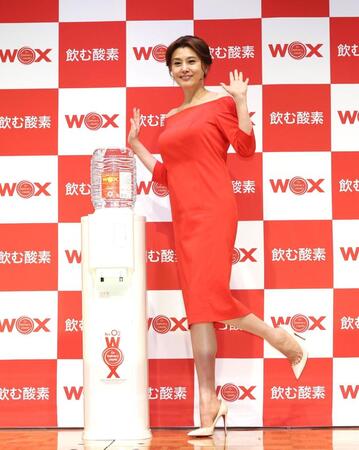 ポーズを決める藤原紀香（撮影・佐々木彰尚）