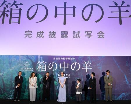 （左から）是枝裕和監督、野呂佳代、大悟、綾瀬はるか、桒木里夢、柊木陽太、寛一郎＝１１日