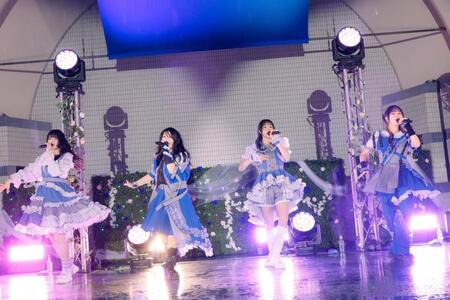 雨の中で野外フリーライブを行ったＣＹＮＨＮ（スウィーニー）