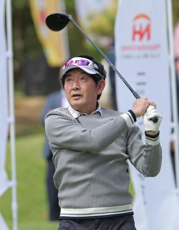 ティーショットを放つ石田純一＝ＰＧＭ総成ＧＣ（撮影・西岡正）