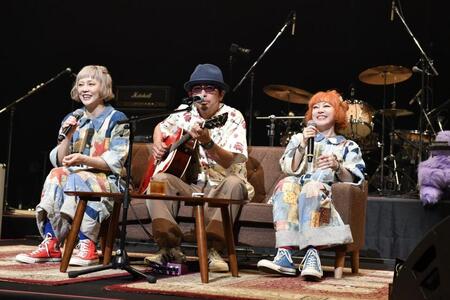ＰＵＦＦＹの３０周年記念ライブにゲスト出演した奥田民生（中央）（撮影・三浦憲治）